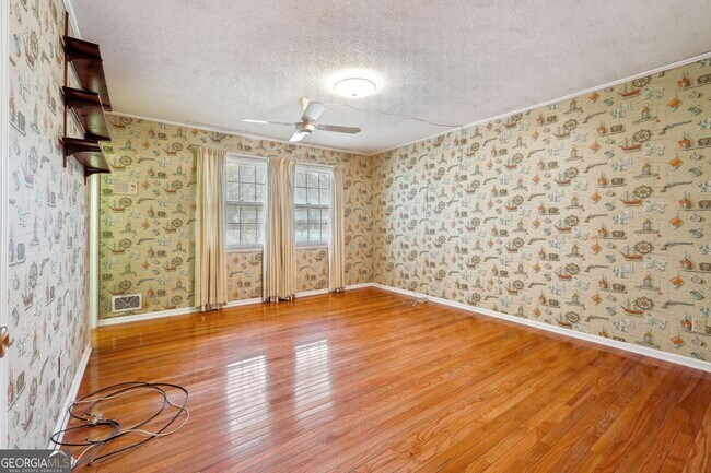 Building Photo - 5140 Lakewood Dr