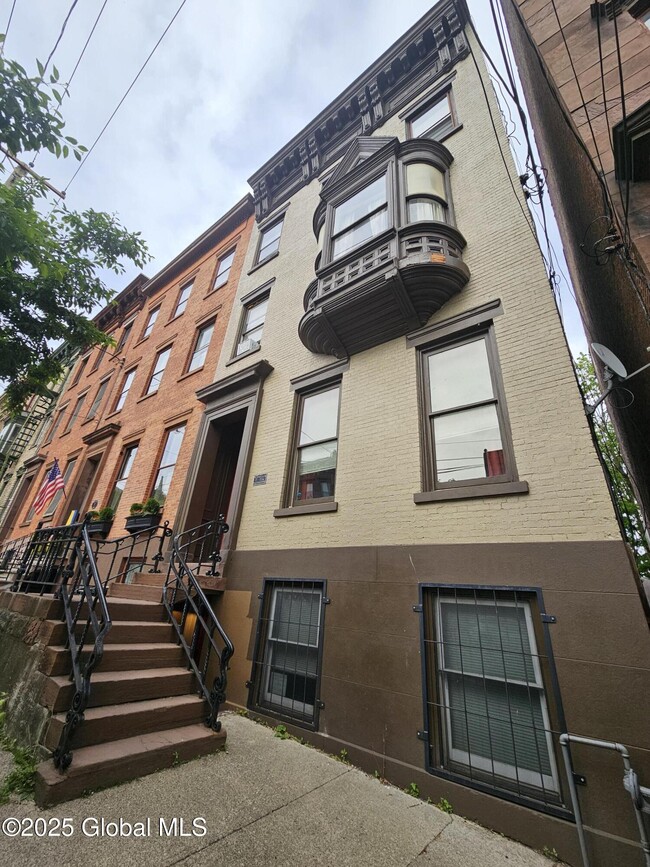 Primary Photo - 15 Ten Broeck St