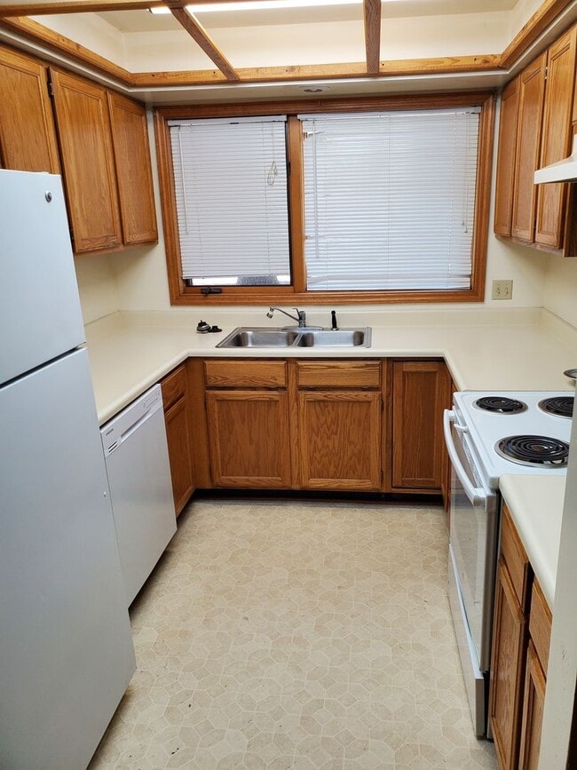 Building Photo - 2 Bedroom, 1 Bathroom Townhouse-Walking distance to MSU Campus