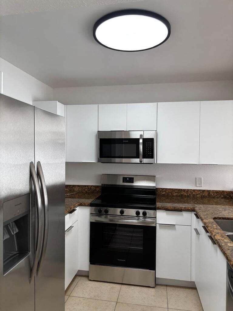 Building Photo - 1515 Lake Crystal Dr