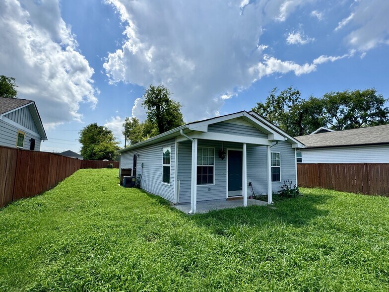 Building Photo - 1533 12th Ave N