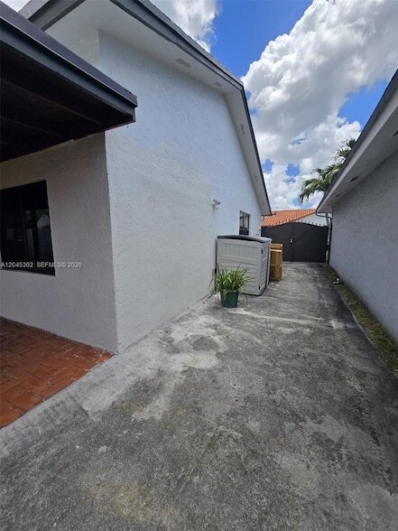 Building Photo - 740 SW 99th Ct