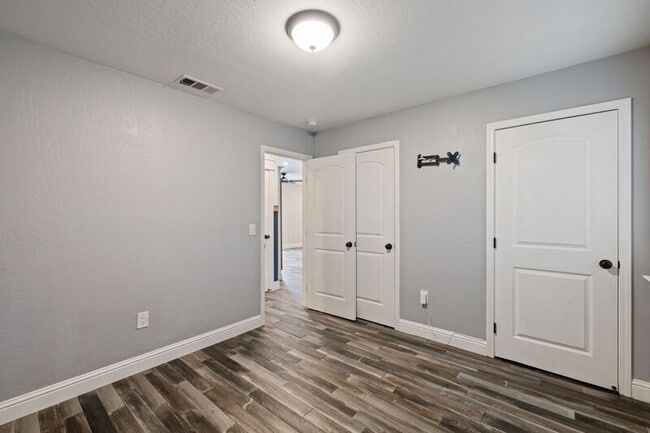 Building Photo - 1212 S Demaree St