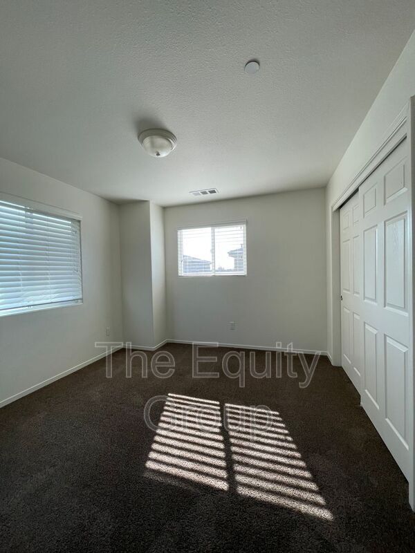 Building Photo - 2218 W Lark Ave