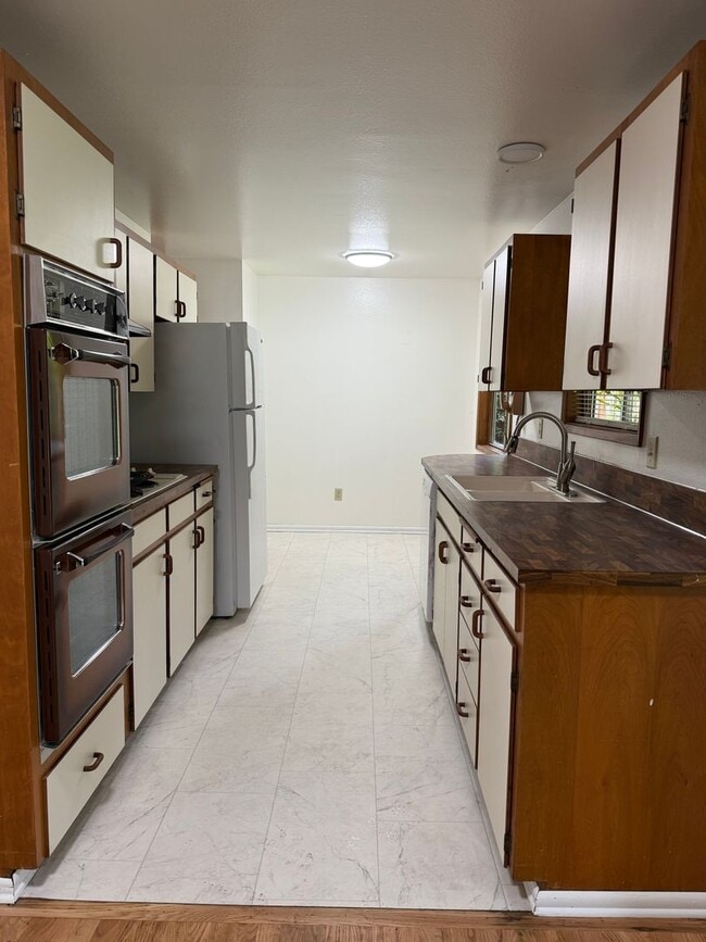 Building Photo - Great location in Milwaukie, OR! 3 bedroom 1 bath home with a large yard!