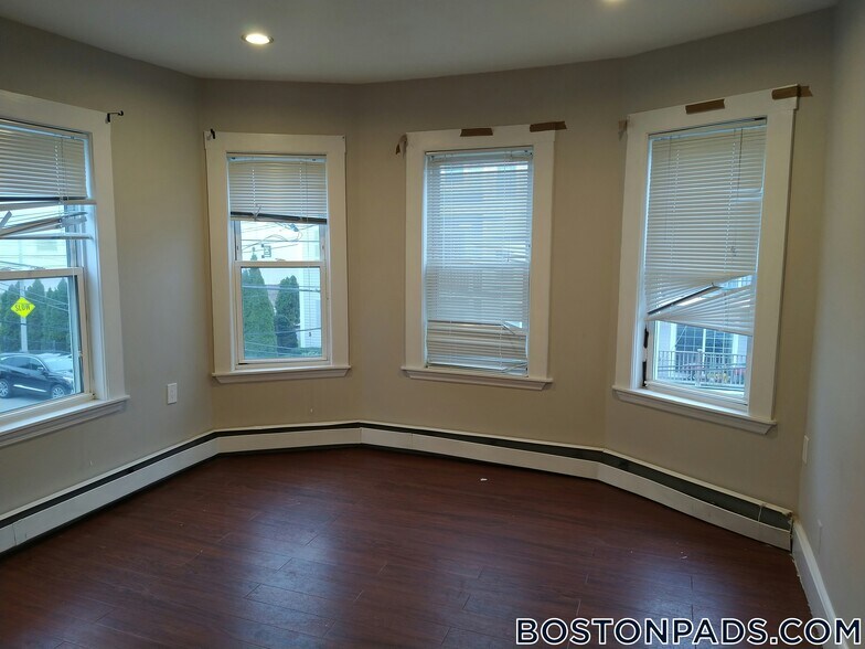 Building Photo - 44 Fenton St