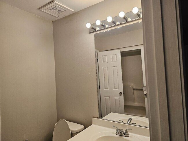 Building Photo - CHARMING 2 BEDROOM TOWNHOME-1/2 MILE FROM CLEMSON CAMPUS!