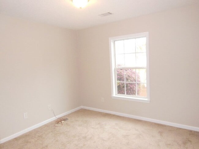 Building Photo - 2 Bedroom 2 Bath Townouse