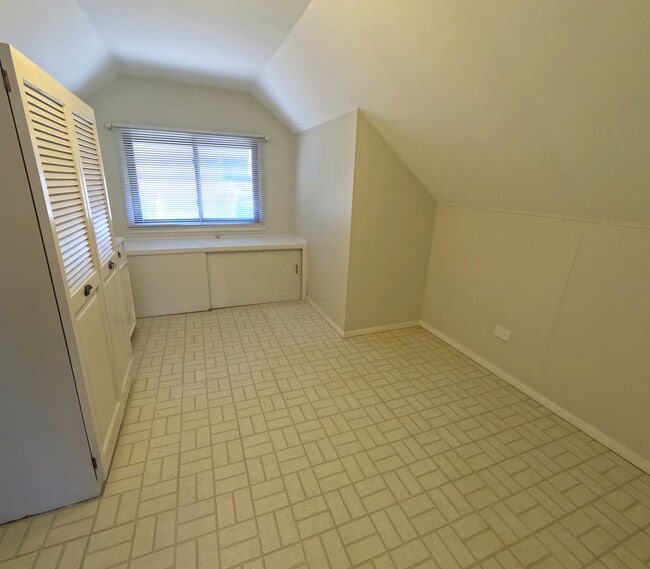 Building Photo - Beautiful Home Lowell Ave.