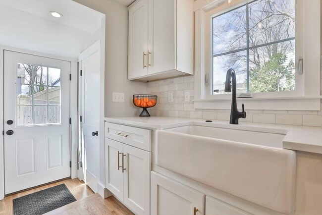 Building Photo - 7 Christopher St