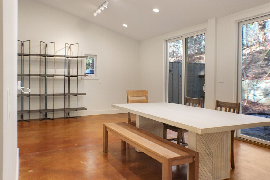 Building Photo - 21 Woodbury Rd