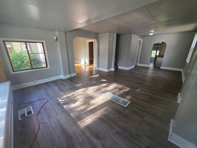 Building Photo - 3 Bedroom Single House Available NOW