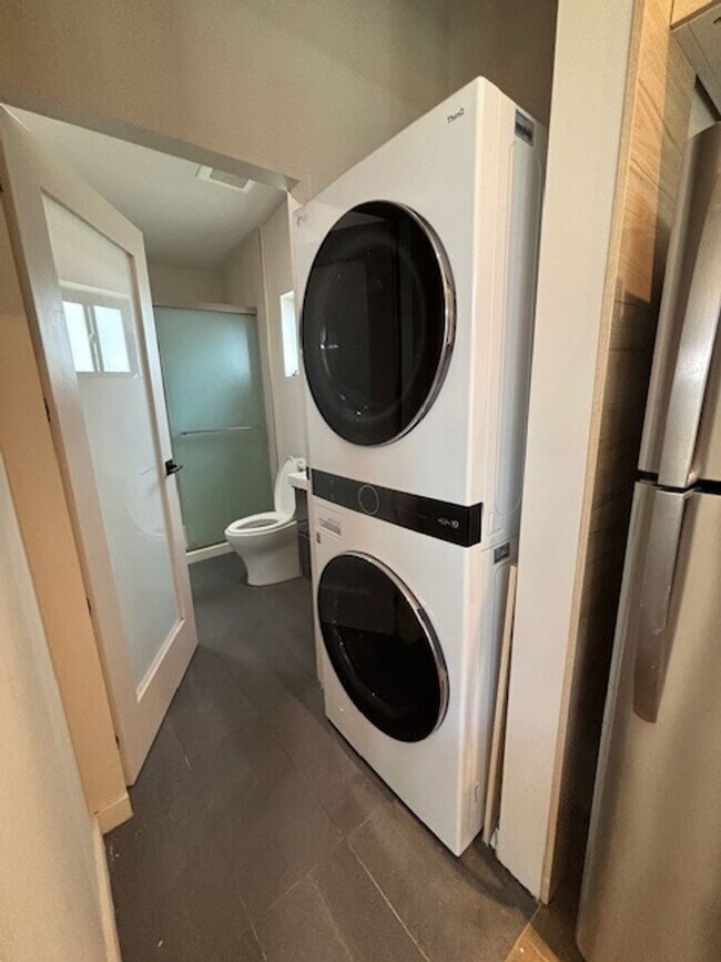 Building Photo - 1 Bed 1 Bath in North Hills Available Now