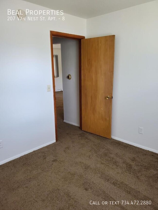Building Photo - 207 Van Nest St