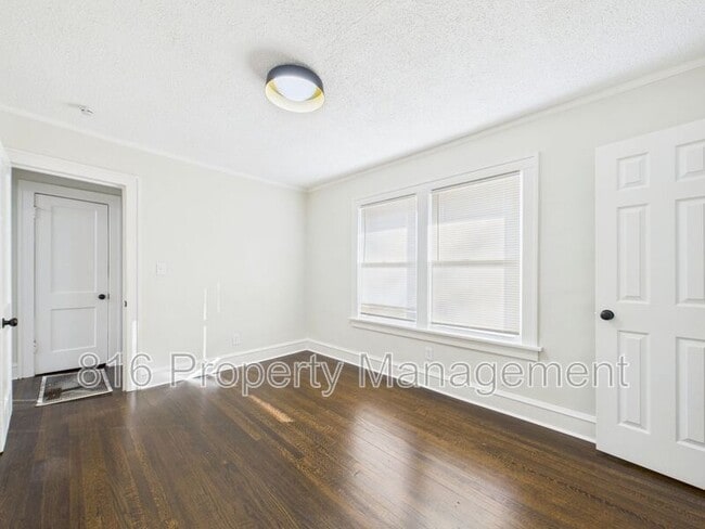 Building Photo - 4542 Chestnut Ave