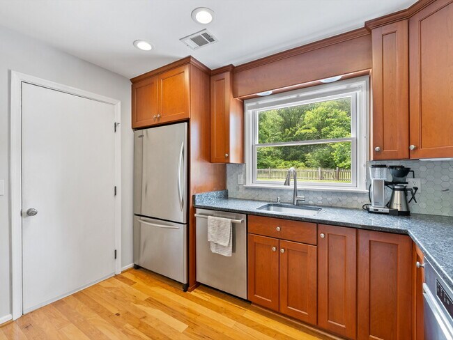Building Photo - Your Dream Home Awaits!