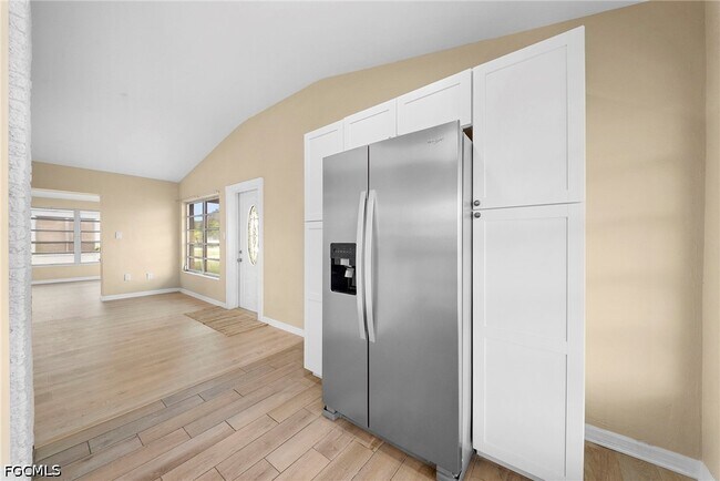 Building Photo - 275 Lakeview Dr
