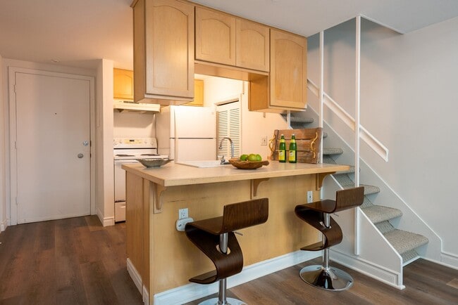 Building Photo - Modern Loft On First Hill!