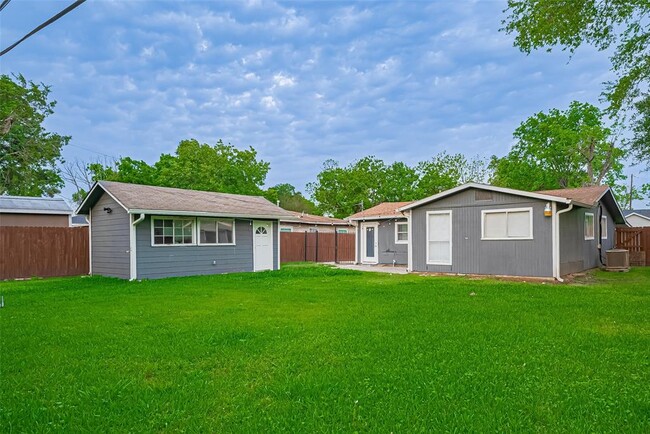 Building Photo - 2226 Rainbow Dr