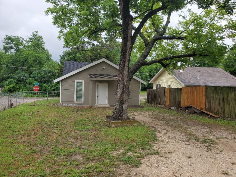Building Photo - 1623 E Waco Ave