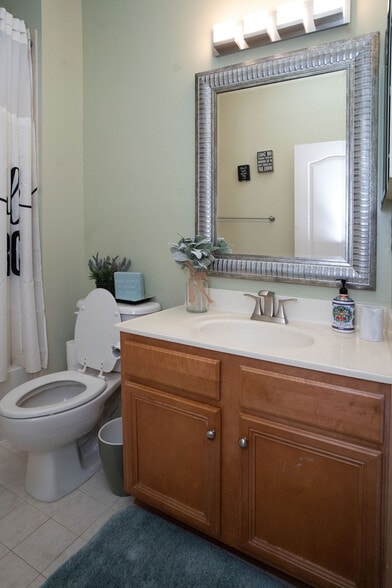Full Bathroom sink - 604 Kingfisher Ave