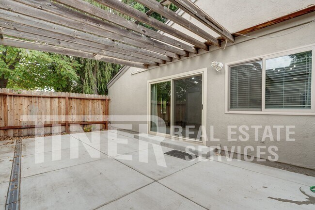 Building Photo - 324 Bridge Pl