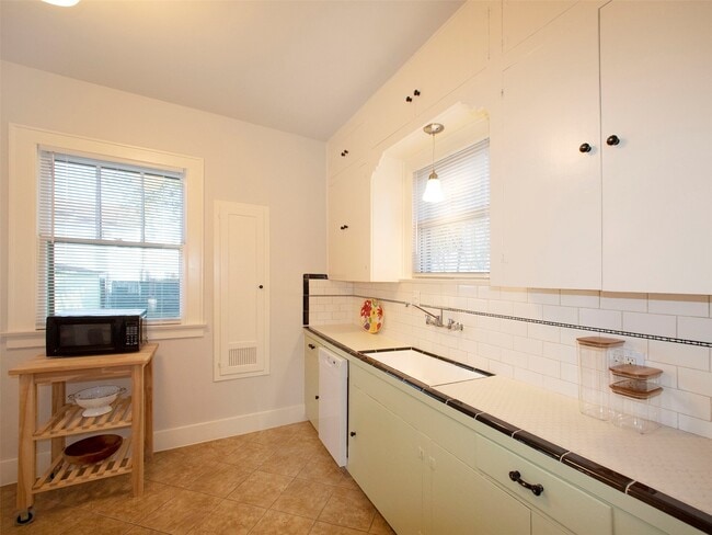 Building Photo - 5111 Ave Q 1/2