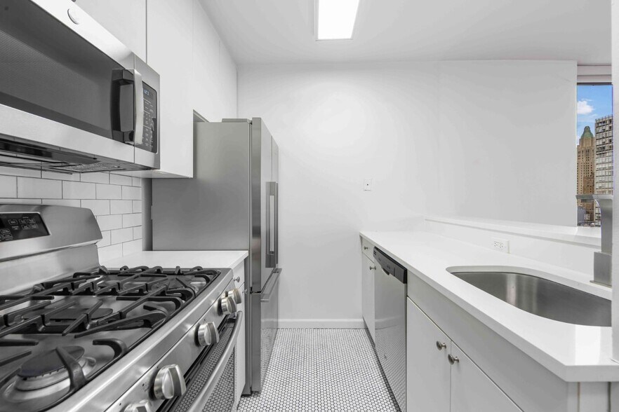 Building Photo - 245 E 44th St