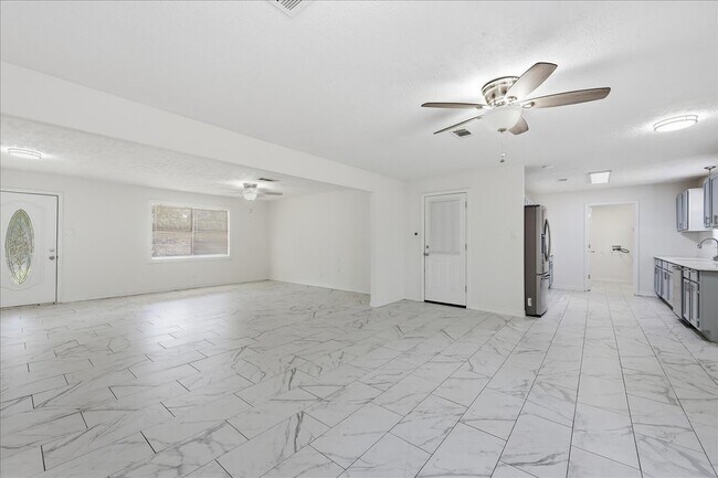 Building Photo - 165 Loving Dr