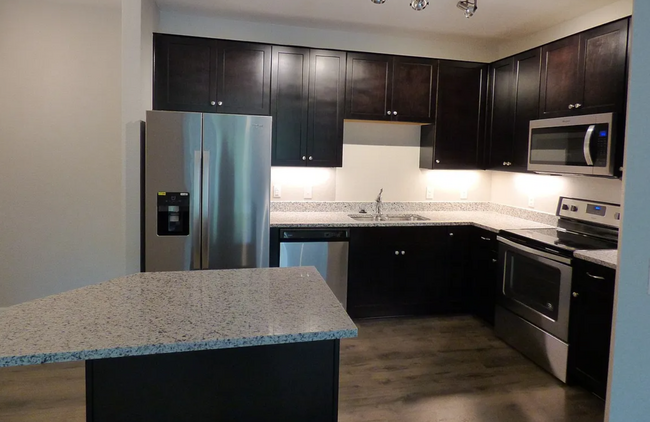 Building Photo - Clean and quaint condo in Longmont - avail...