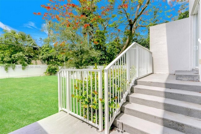 Building Photo - 1620 NE 110th St