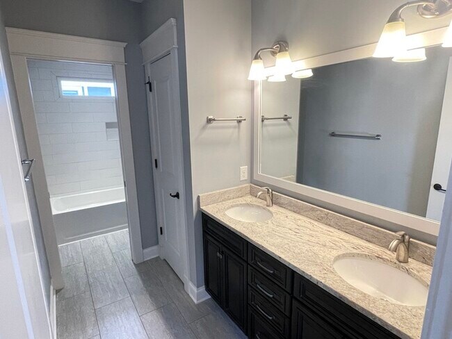 Building Photo - Green Hills/Lipscomb area home built in 20...