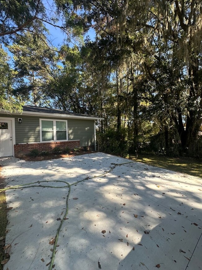 Building Photo - Newly remodeled 4/2 in the Eastgate Commun...