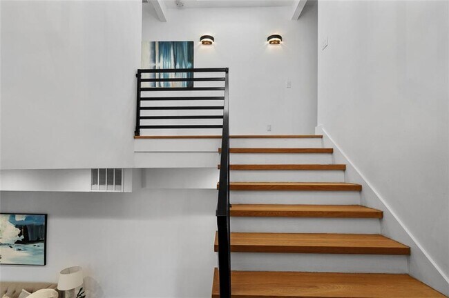 Building Photo - 147 Hutchinson St NE