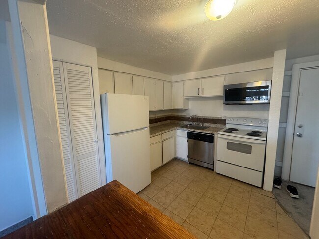 Building Photo - 2 Bedroom Condo in Southeast Denver