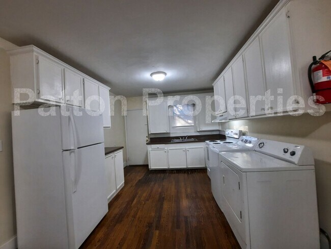 Building Photo - 711 S Holly St