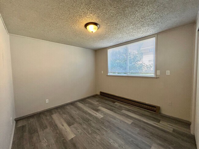 Building Photo - 603 E 3rd Ave