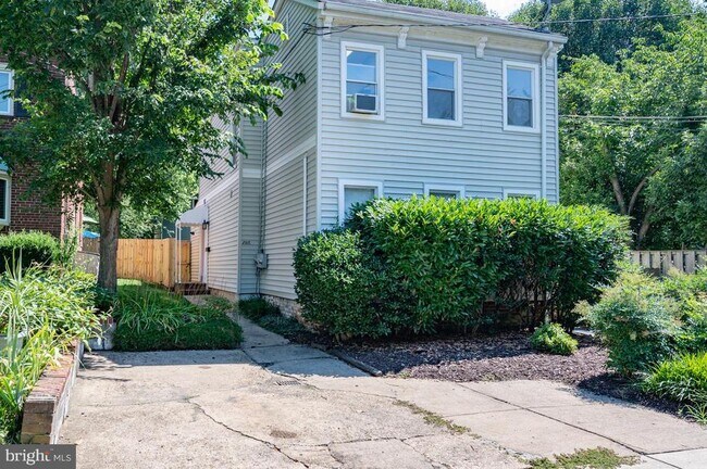 Building Photo - 207 E Nelson Ave