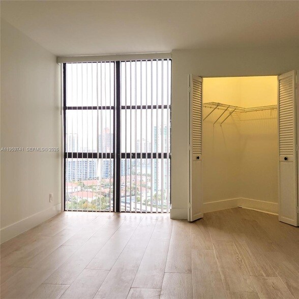 Building Photo - 18181 NE 31st Ct