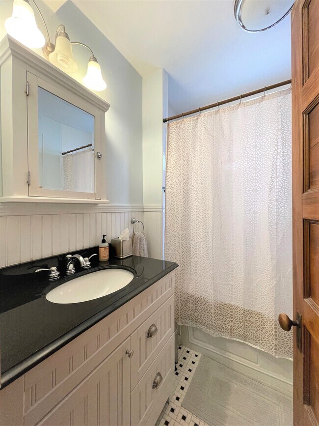 Building Photo - 95 Bartlett St