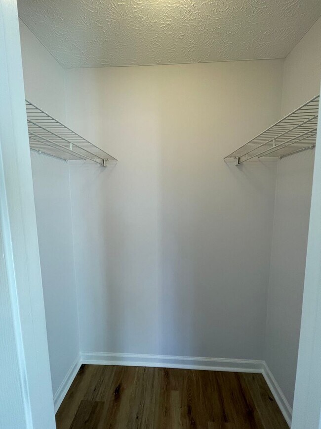 Building Photo - Updated 3/2 House in Silver Creek- $1,495