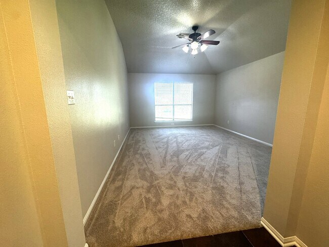 Building Photo - 772 Riverside Dr