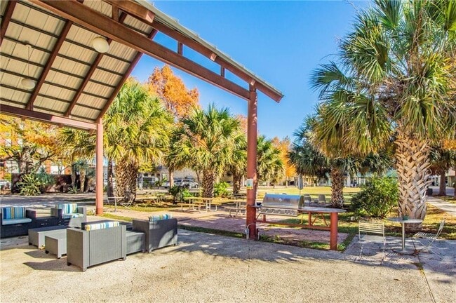 Building Photo - 2401 E 6th St