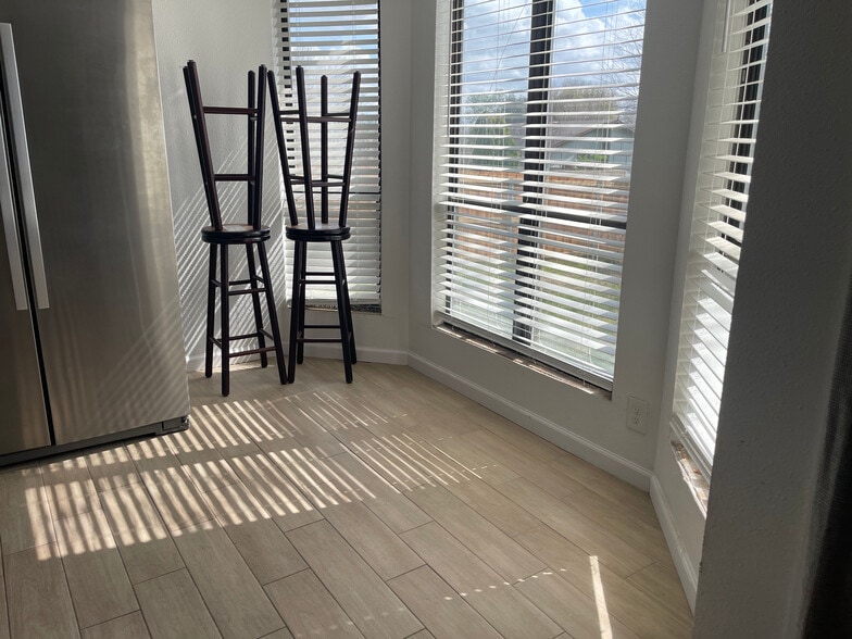 Building Photo - Room in House on Southwest Dr