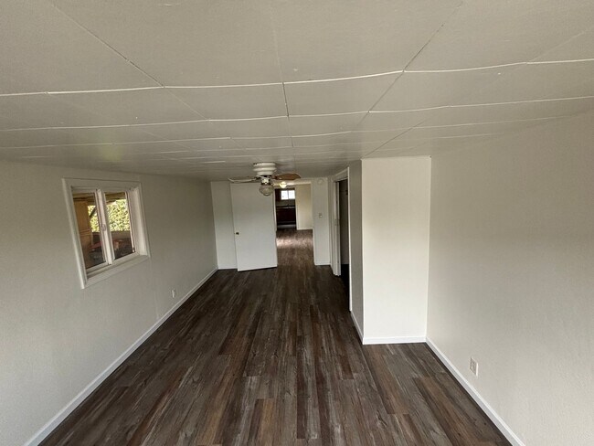 Building Photo - 547-R547 Mary St