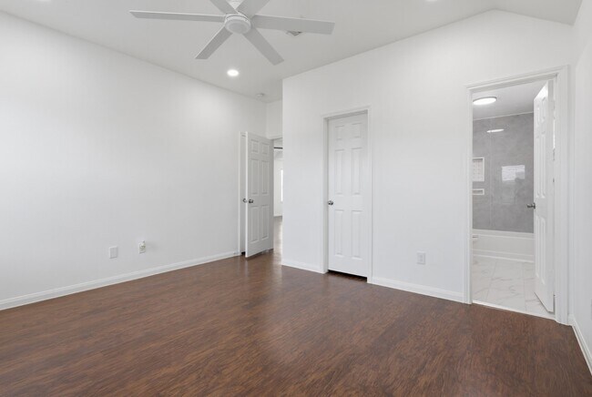 Building Photo - 6114 El Oro Dr