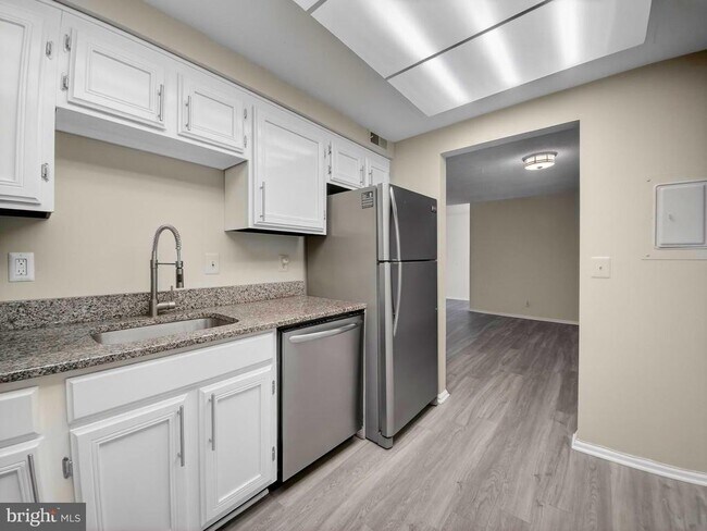 Building Photo - 7680 Tremayne Pl