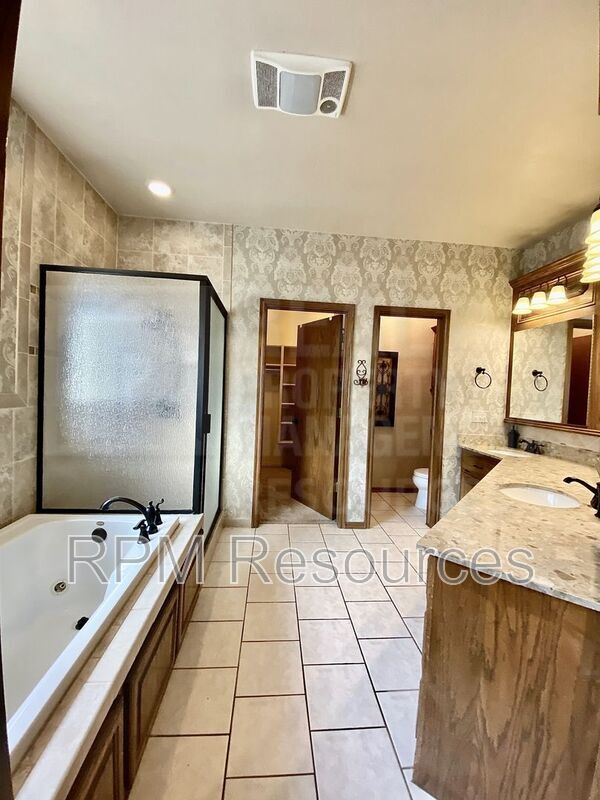 Building Photo - 216 Castle Rock Rd