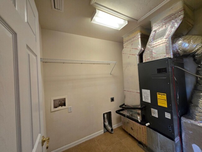 Building Photo - 2 Bed / 2.5 Bath Townhome with Upstairs Office/Sitting Area – Eagle Trace