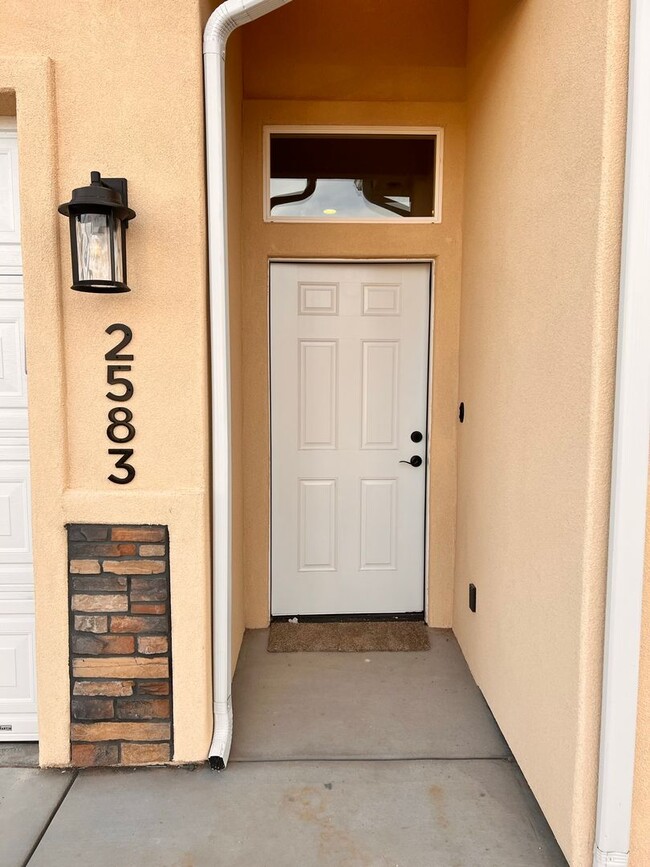 Building Photo - Townhome in Hurricane